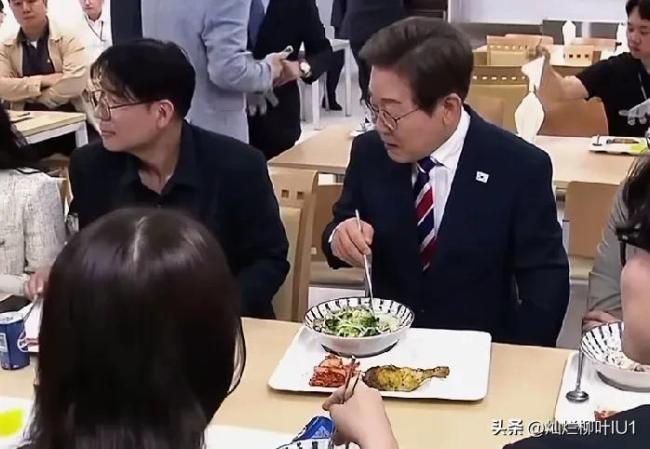 李在明与记者共进午餐 吃泡菜面条，不知道能不能吃饱
