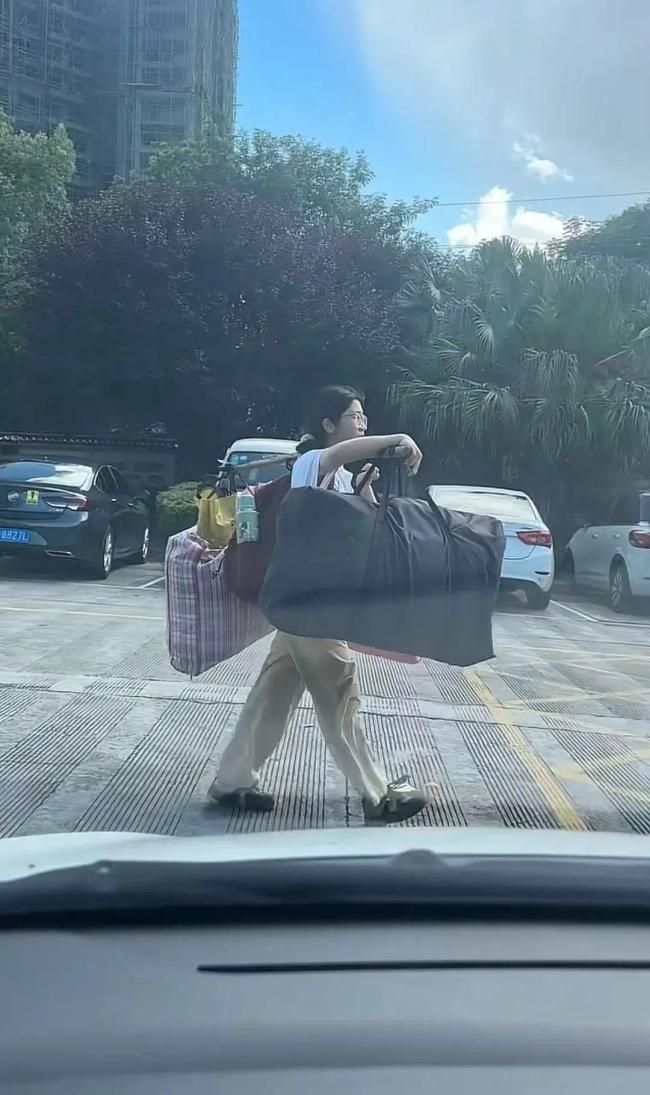 高考完挑行李女孩想当老师 朴素身影感动网友