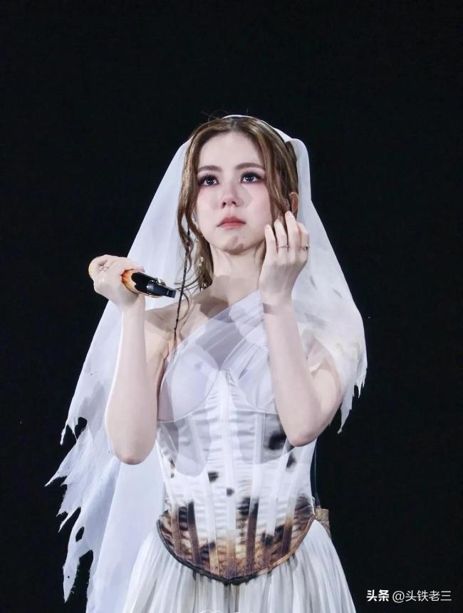 鄧紫棋含淚控訴遭前公司PUA,，金曲版稅竟一分未得,！