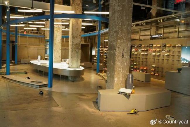 洛杉矶骚乱出现“零元购”，苹果、阿迪等商店遭洗劫！类似的骚乱在美国多个城市爆发