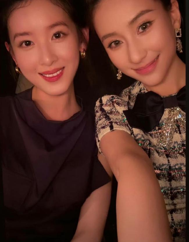 章泽天何超莲同框 最美校花与千金相遇
