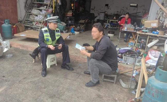 小轿车强行冲卡 执勤民警被顶行600多米……