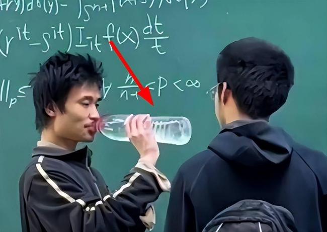 北大韋神食堂吃飯被圍觀 專注樸素引贊嘆
