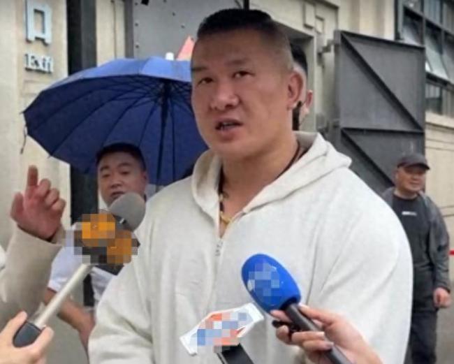 “館長”同行主持人因烈士家書落淚,！