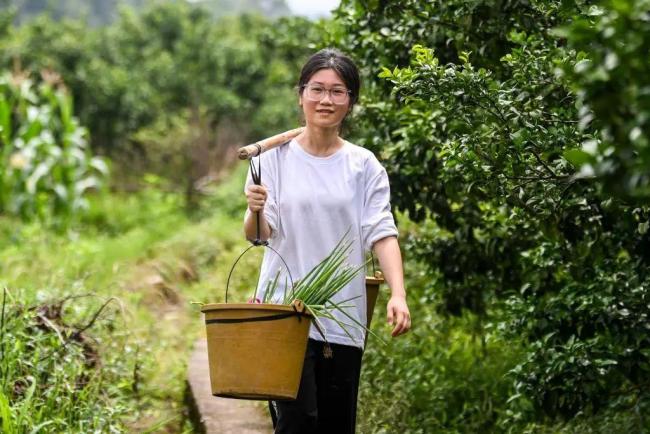 扁担女孩想赚钱带家人看外面的风景 坚韧追梦感动网友