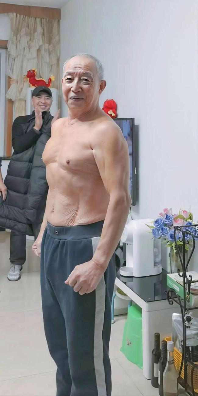 90岁老人挑战横渡长江庆生 非凡体魄创奇迹