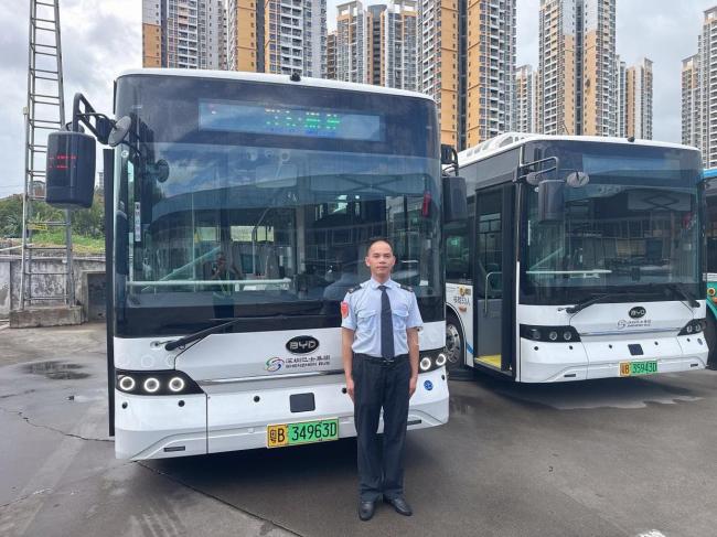 公交司機(jī)成功處置吊車火情 英勇救火獲贊譽(yù)