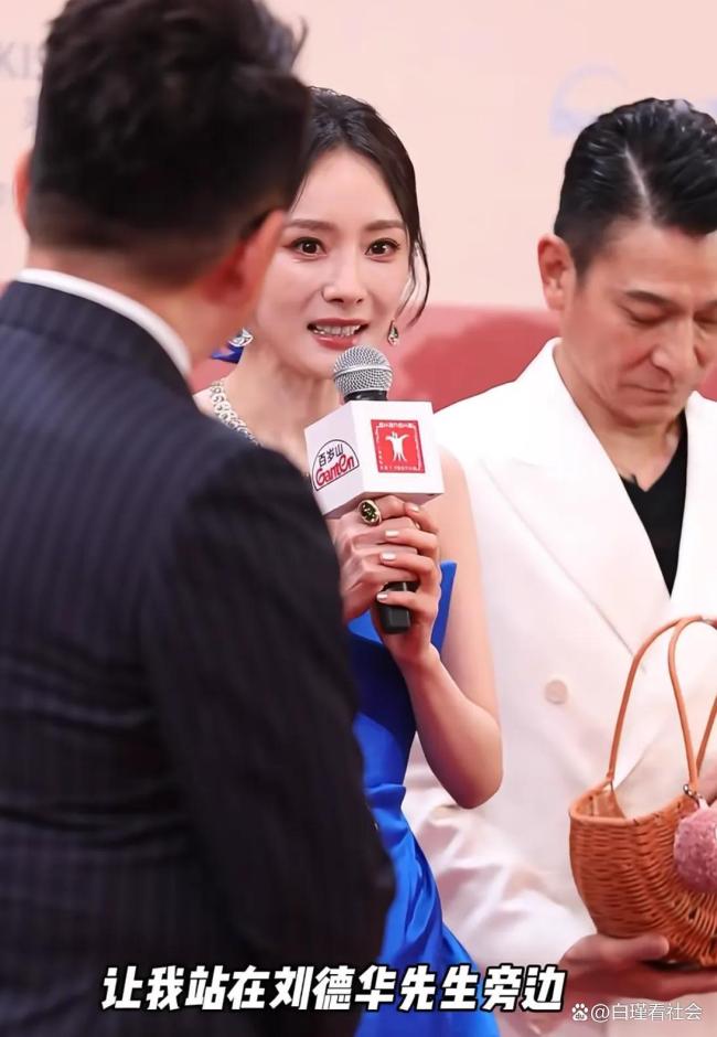 刘德华杨幂张若昀后台聊天合影 幂姐追星名场面