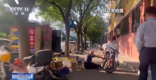 央视曝光电动自行车滥用远光灯 夜间出行隐患多