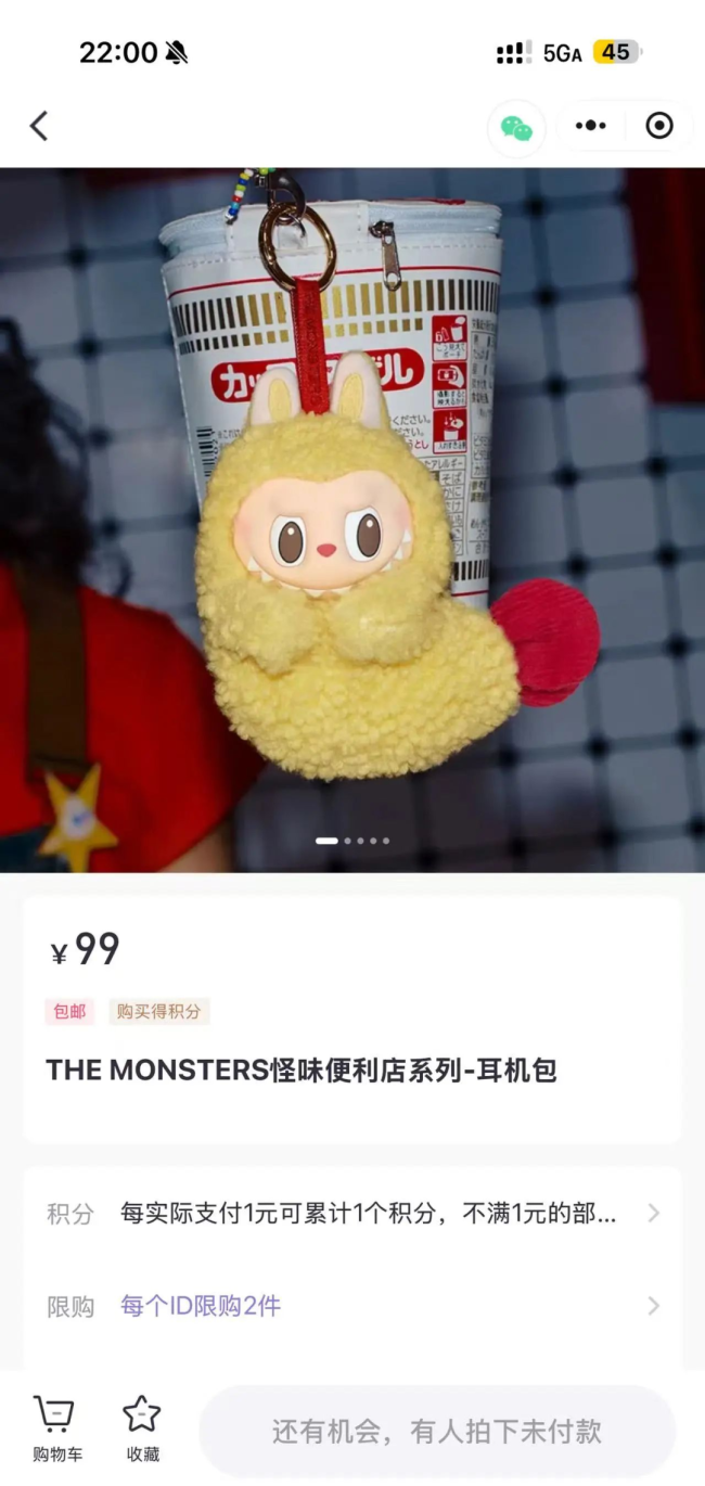 男生第1个出考场用手机狂拍家长 ，佘诗曼抢到了炸虾labubu 秒空引发抢购热潮