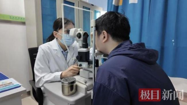 男子误将502滴入右眼烧伤眼角膜