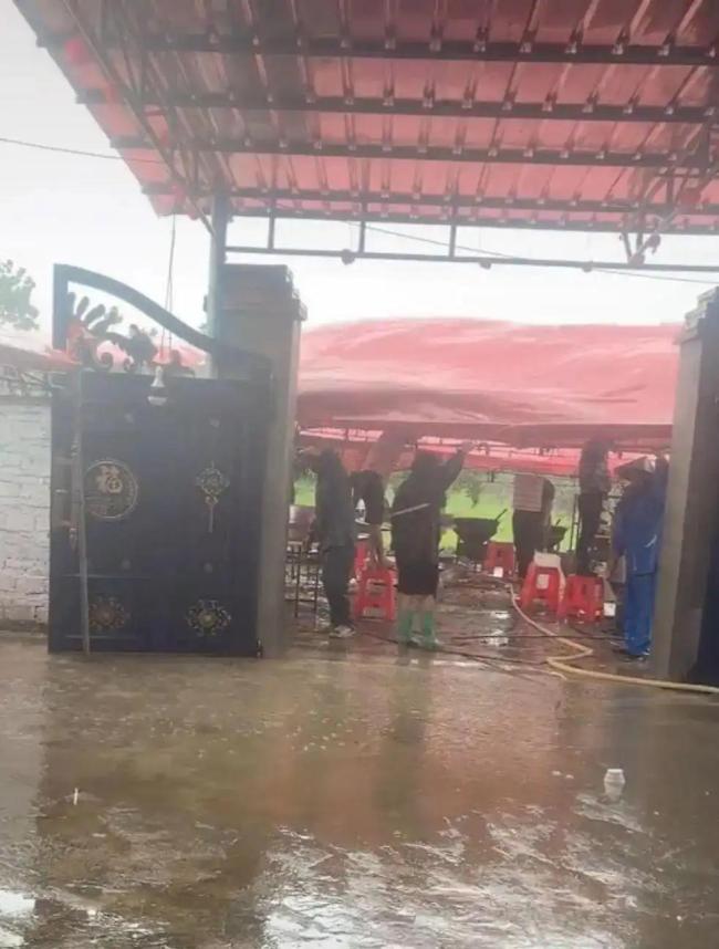 台风天结婚新郎新娘撑伞入场 风雨无阻的爱情见证