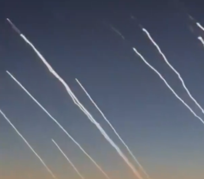 伊朗导弹齐射画面 尾迹割裂天空