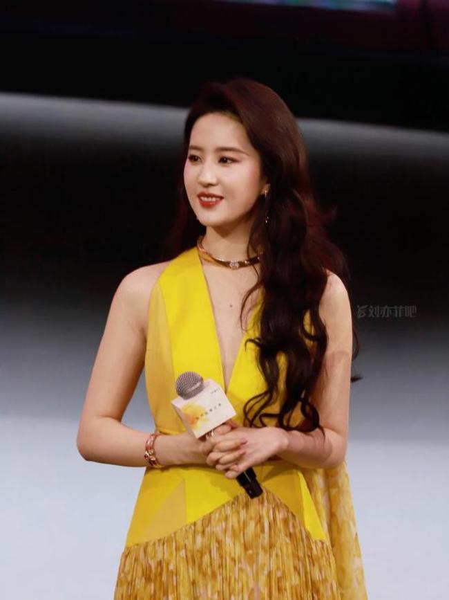 刘亦菲逛街后去美容院做护理 穿黄色鱼尾裙搭米色披肩