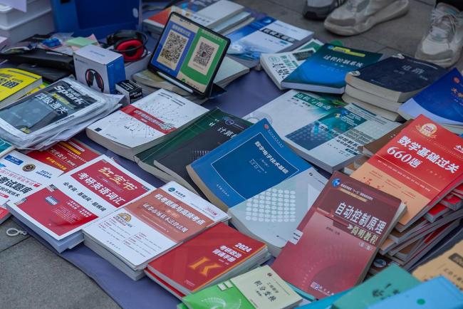 正版书商与盗版书贩正悬殊对抗 出版业防盗难