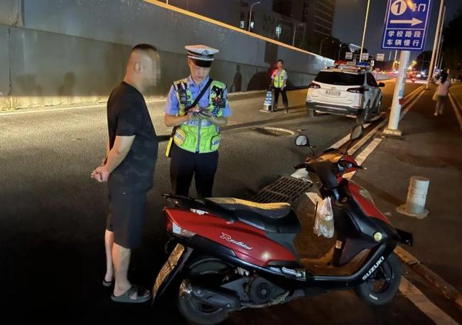 被醉驾车顶行600多米的交警牺牲 英勇拦截保护群众