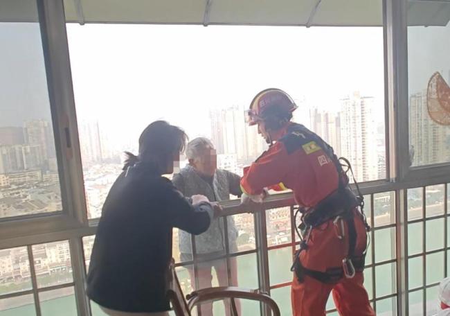 94岁老人为“上班”被困窗外 惊险救援暖人心