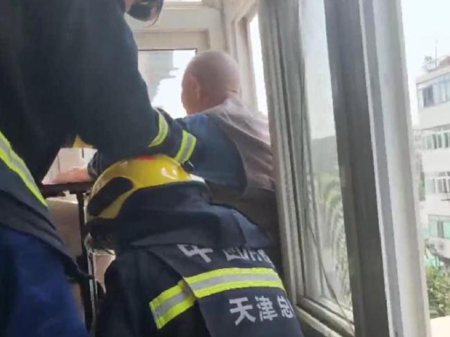 94歲老人為“上班”被困窗外 驚險救援暖人心