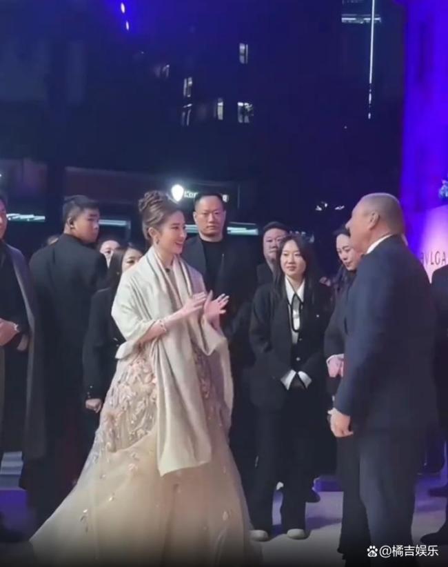 能不能禁止劉亦菲和人打招呼：她連揮個(gè)手都像在拍廣告
