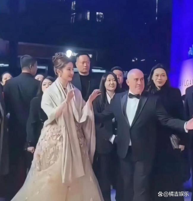 能不能禁止劉亦菲和人打招呼：她連揮個手都像在拍廣告