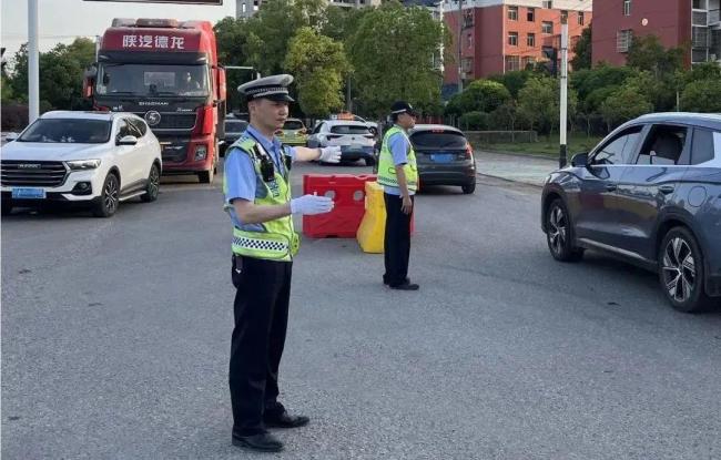 被醉駕車頂行的交警犧牲 英雄因公殉職