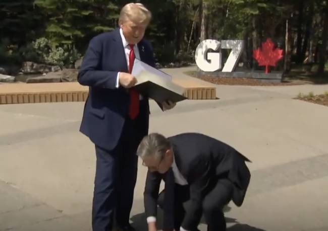 特朗普在七国峰会让英首相大出洋相！