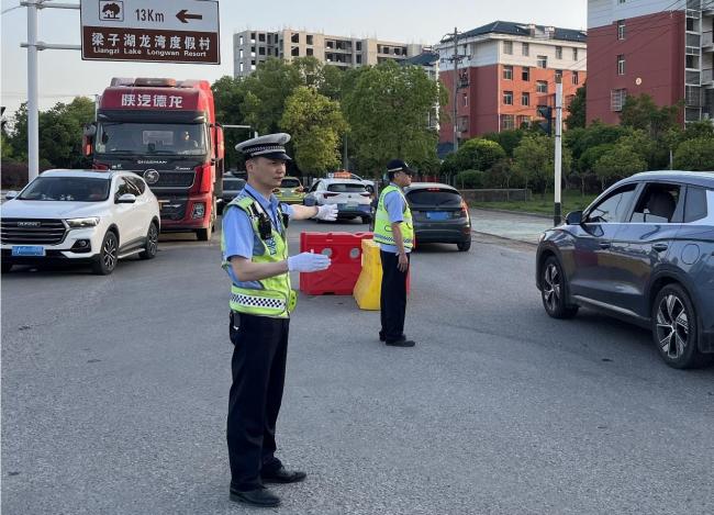 被醉驾车顶行600米的交警牺牲 英雄民警因公殉职