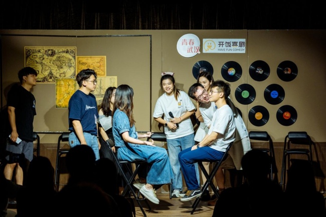 年轻人在脱口秀剧场相亲：相亲，不少年轻人“又爱又怕”