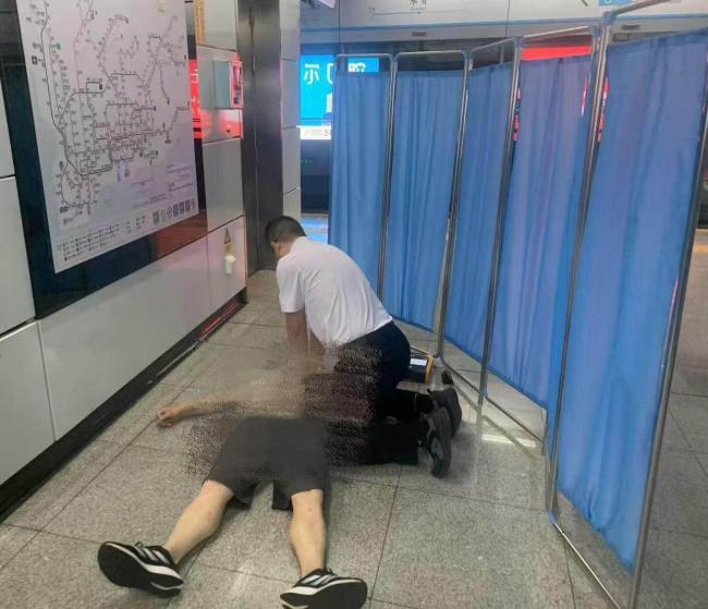 深圳地铁员工秒变“急救侠” 8分钟生命接力