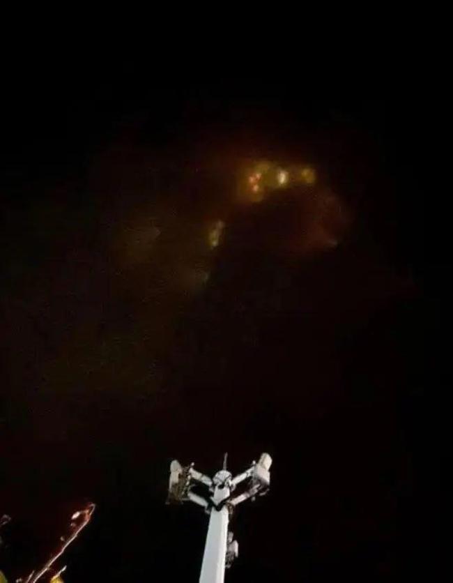 海南夜空现“针形发光物” 暖夜灯柱现象揭秘