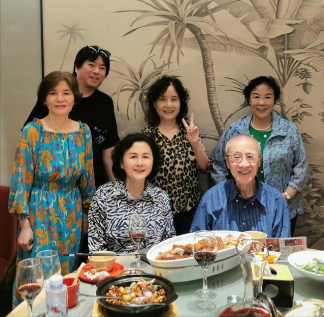 56岁高晓松与高中女友相约聚会,晒俩人恋爱时合影,被嘲像两代人 网友热议青春不再
