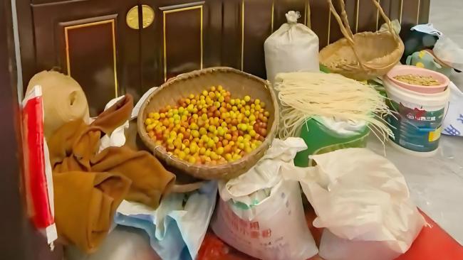 男子200万建洋房被爸妈塞满粮食：新房秒变大仓库！