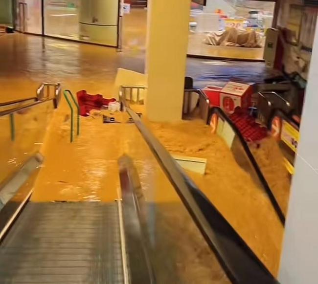 廣東懷集一超市疑遭哄搶 洪水致店鋪受損嚴重