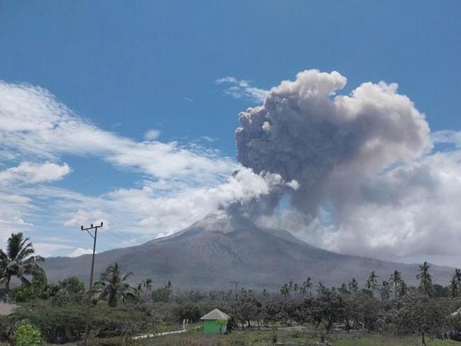 印尼一火山噴發(fā) 火山灰沖上萬米高空