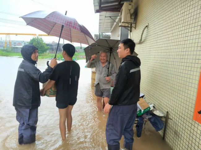 暴雨来袭 村干部连夜呼喊村民转移 连续奋战15小时