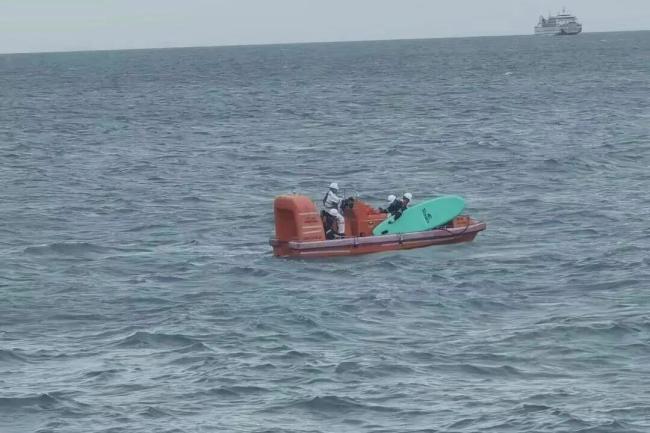 台风天小孩仍在户外玩水 男子劝回 安全教育刻不容缓