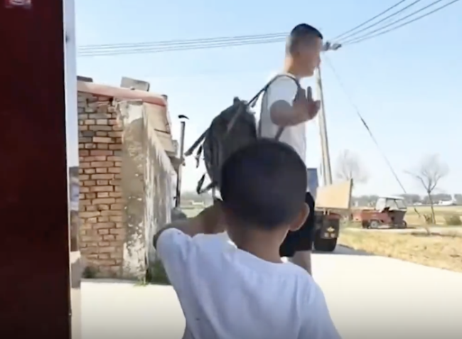 軍人父親歸隊一步三回頭娃跌撞追送 親情與責任的感人瞬間