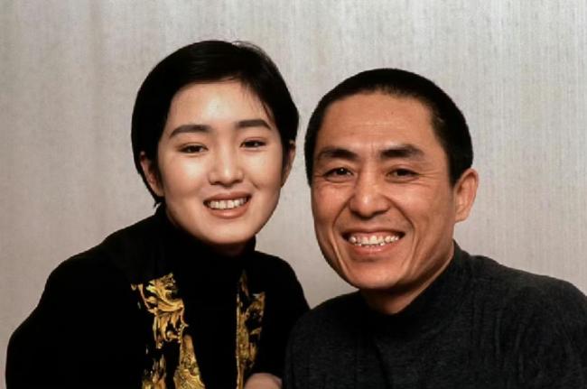 张艺谋巩俐早期情侣写真曝光 时光里的深情印记