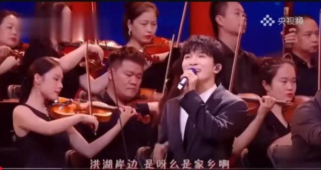杨坤“魔改”红歌被痛批，红歌改编的边界在哪？ 改编需平衡创新与敬畏