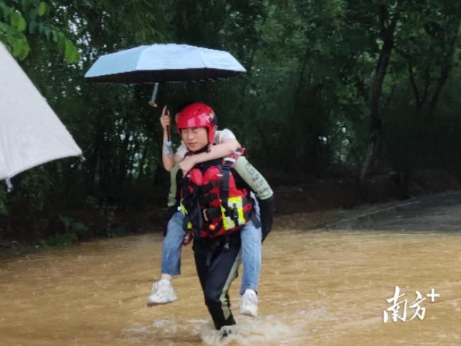 消防营救遭洪水围困的24人 紧急转移成功