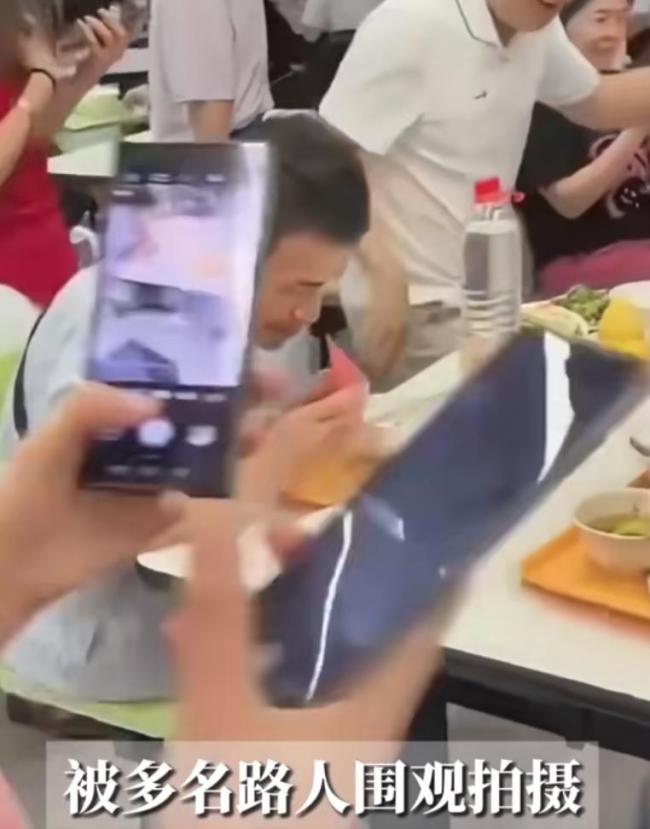 围观群拍韦东奕吃饭太窒息了 请尊重学者宁静