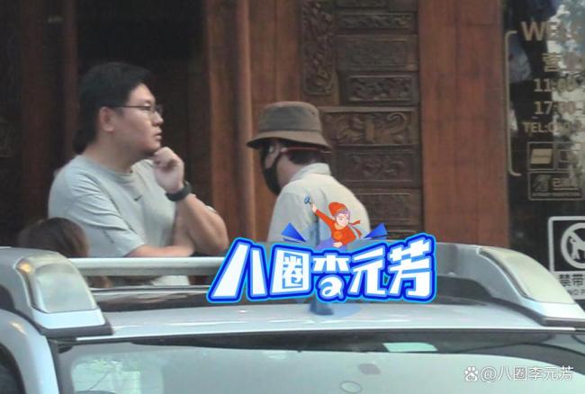 肖央和妻女外出聚餐,！新片與王太利變“筷子父子”