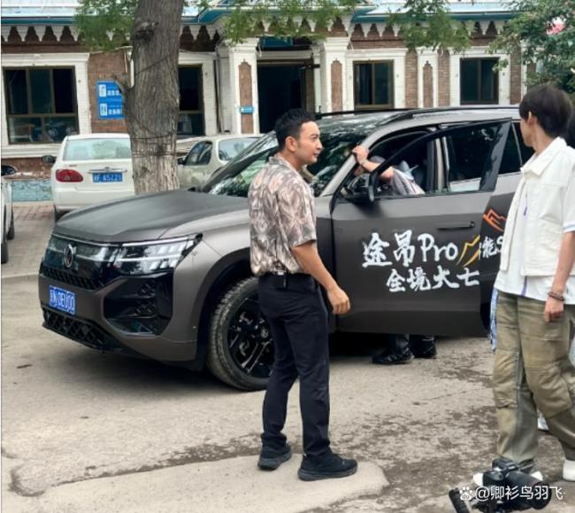 新疆偶遇吴昕尼格买提 私下风采依旧