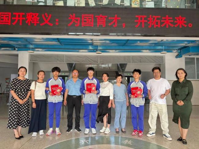 女童被困車(chē)內(nèi)三少年破窗救人 高溫下的生命救援