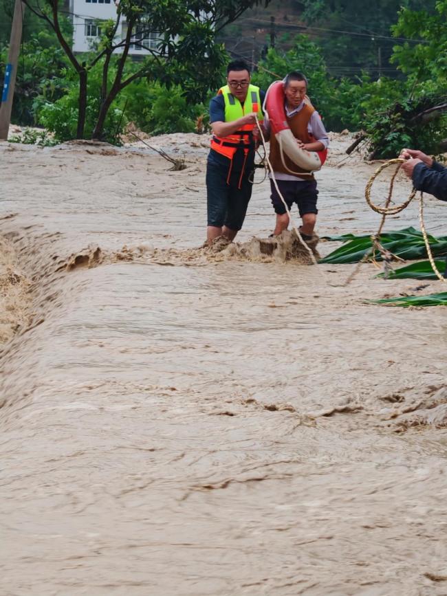 重庆彭水多个乡镇遭遇暴雨袭击 救援与自救并行