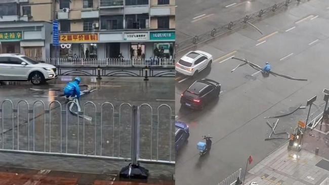 外卖小哥顶风雨独自清理路障 暴雨中善举获全城点赞