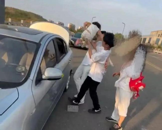 女孩被困車內(nèi)學生破窗救人 高溫下的生命救援