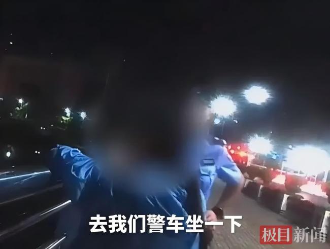 女子加班錯(cuò)過(guò)父親生日民警借肩膀倚靠 溫情一幕感動(dòng)網(wǎng)友