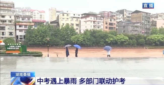 皮劃艇護(hù)送考生 湖南桑植多部門暴雨中護(hù)考