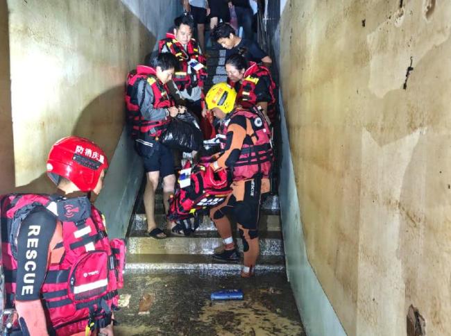 消防救黔江洪水被困13名群众 彻夜抢险救援